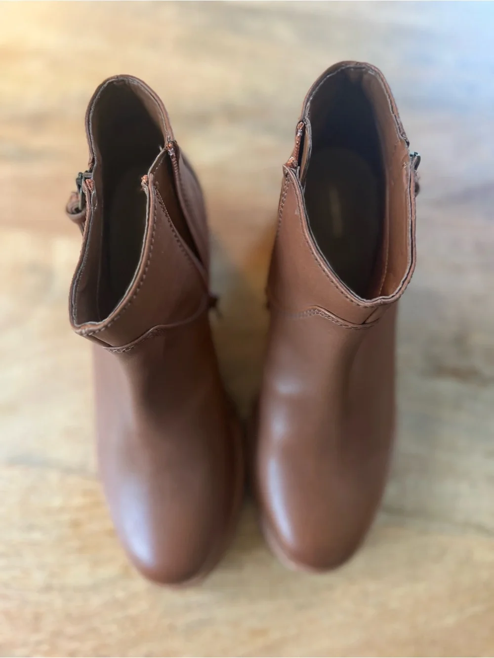 Clark’s Women’s Brown Leather Ankle Boots - Stylish Zip-Heel Design size 5.5